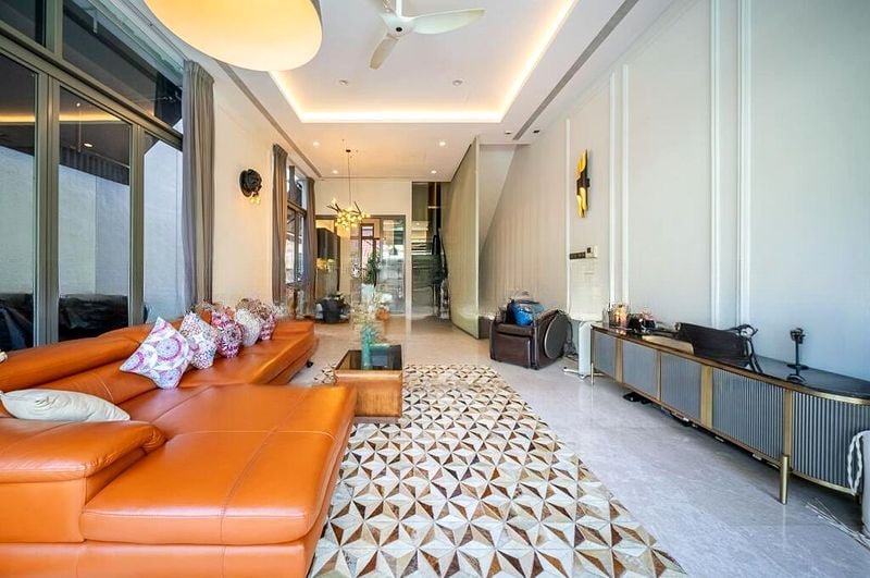 SEVEN CRESCENT 1