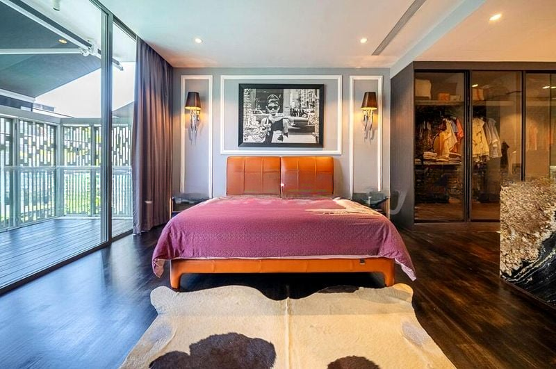 SEVEN CRESCENT 11
