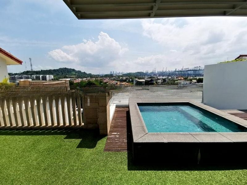 THE BERTH BY THE COVE 12