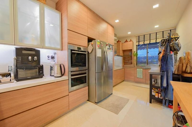 THE SHORELINE RESIDENCES I 8