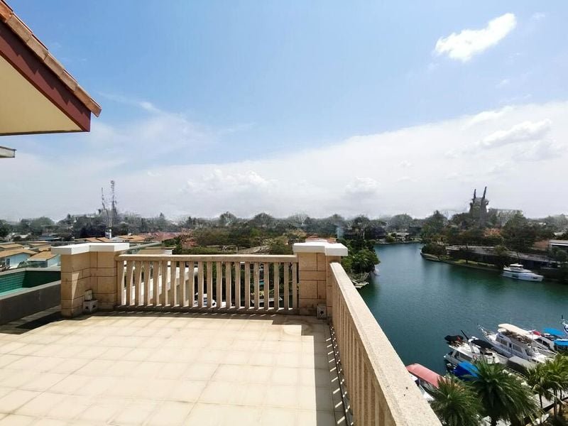 THE BERTH BY THE COVE 12