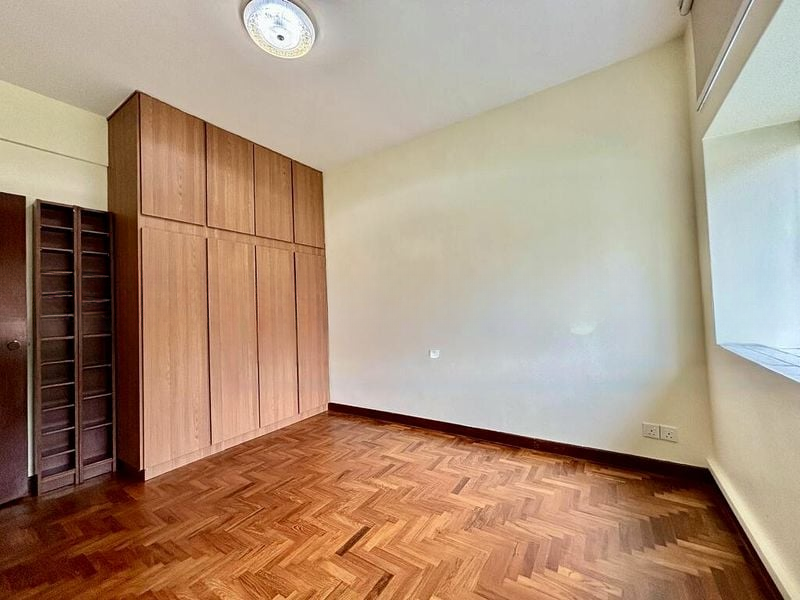 LLOYD COURT 4