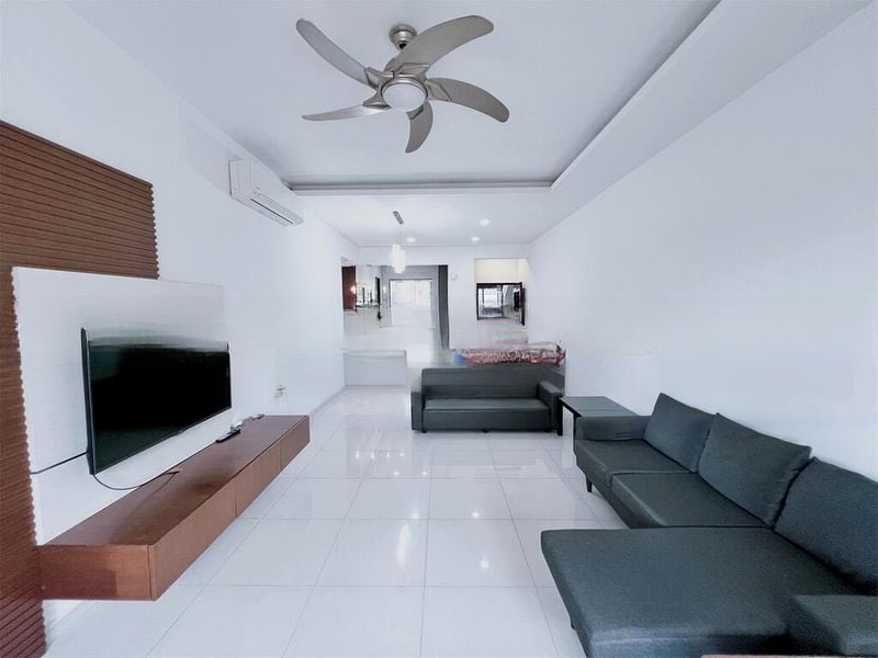 WARNER COURT 8