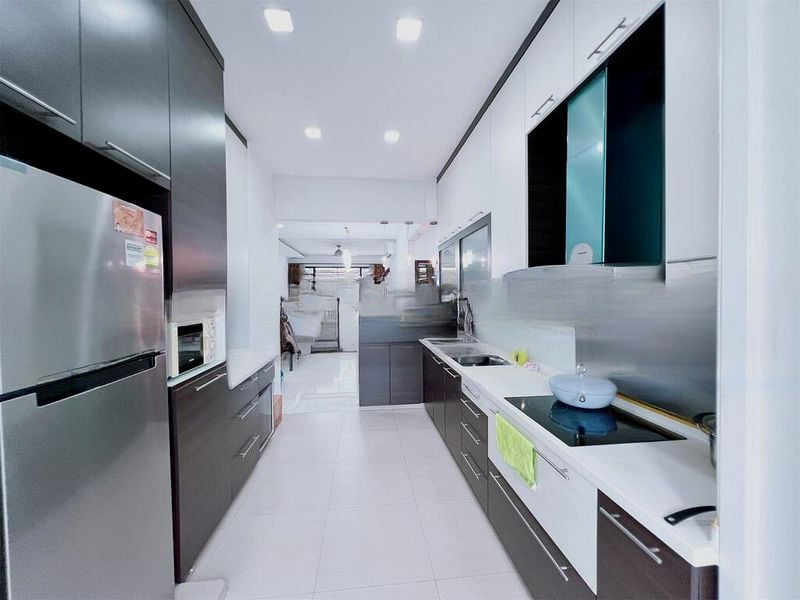 WARNER COURT 5