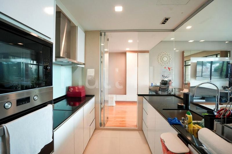 THE SPINNAKER 8