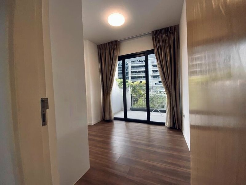 THE LAKEFRONT RESIDENCES 4