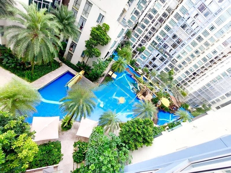THE LAKESHORE 10