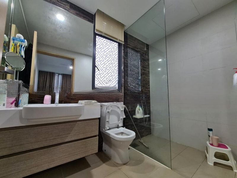 THE LUXURIE 1