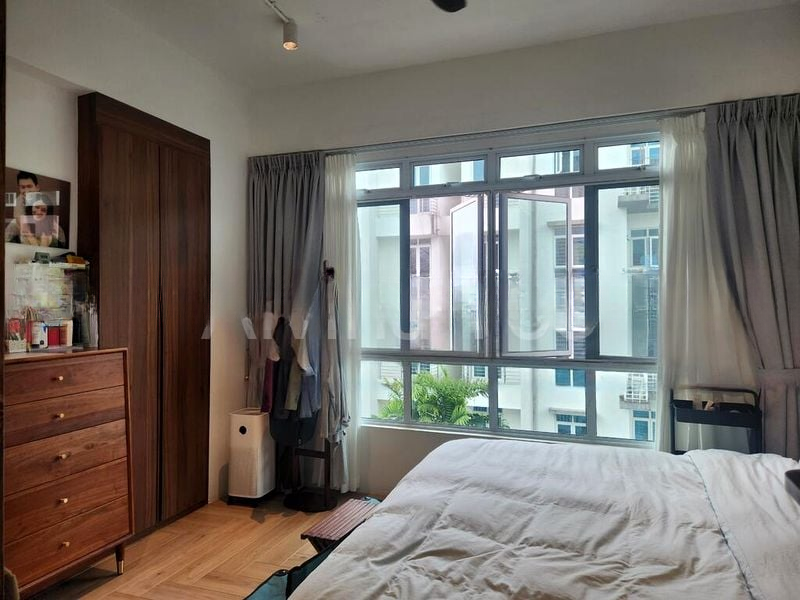 SUNNY PALMS 4