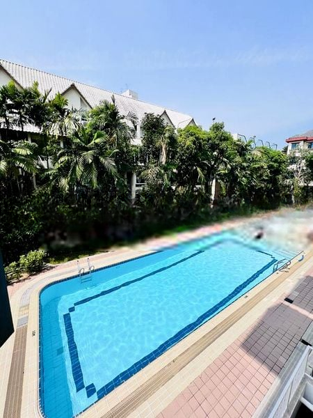 FRAGRANCE COURT 8