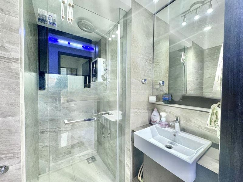 RIVERFRONT RESIDENCES 11