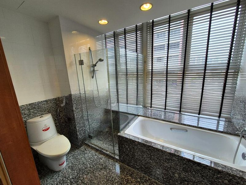 CLYDES RESIDENCE 8