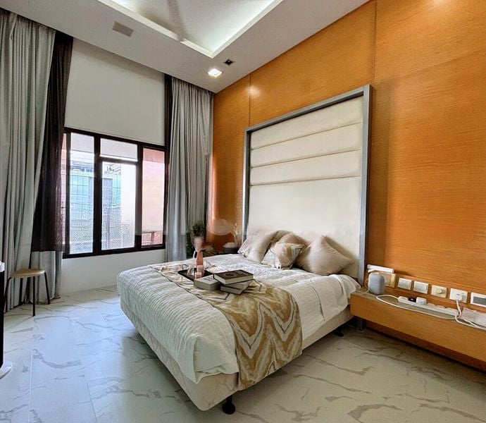 INTERNATIONAL PLAZA 8