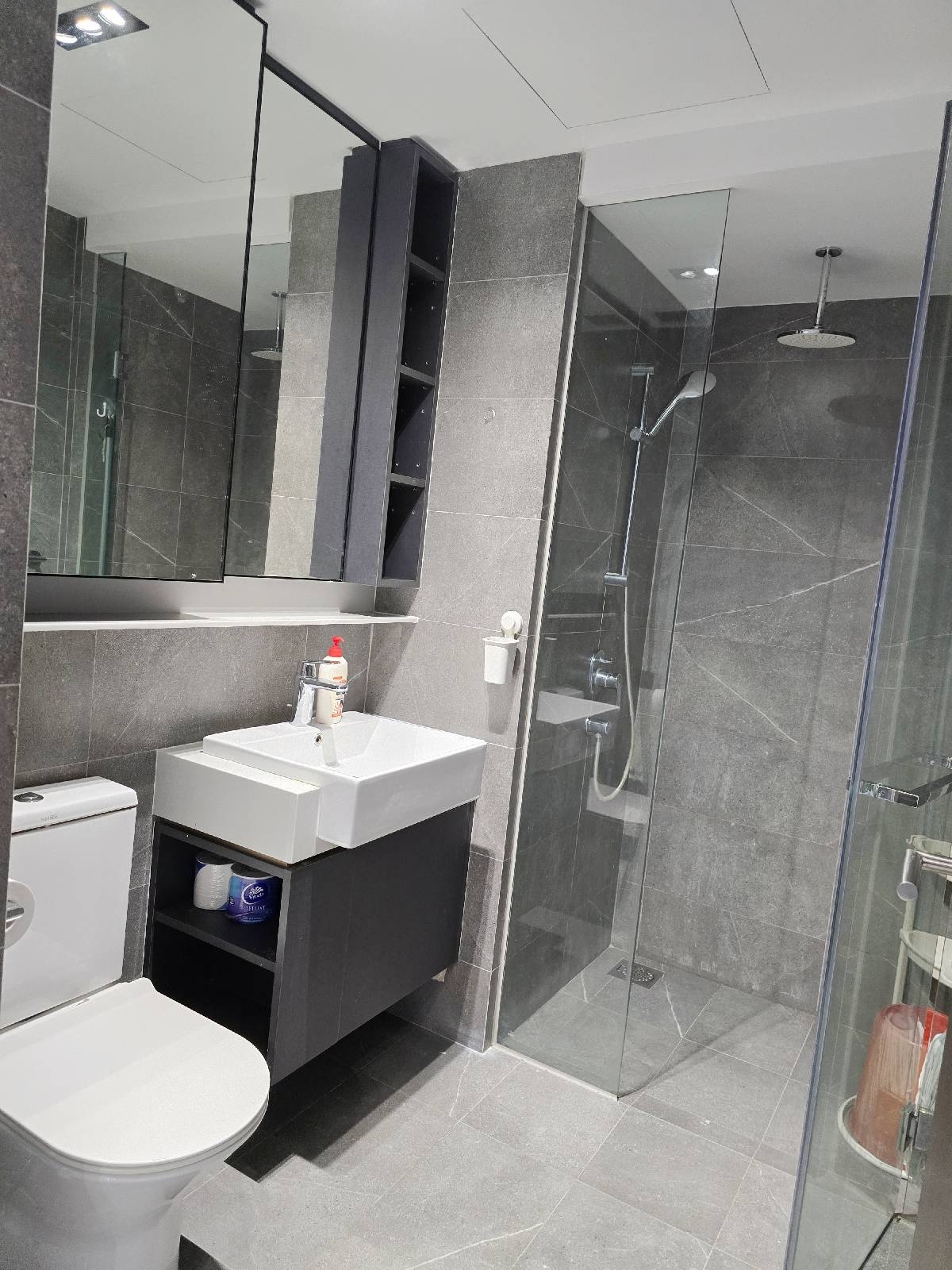 RIVERFRONT RESIDENCES 10