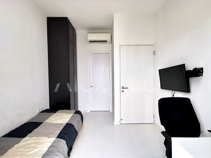 # 1 SUITES 7