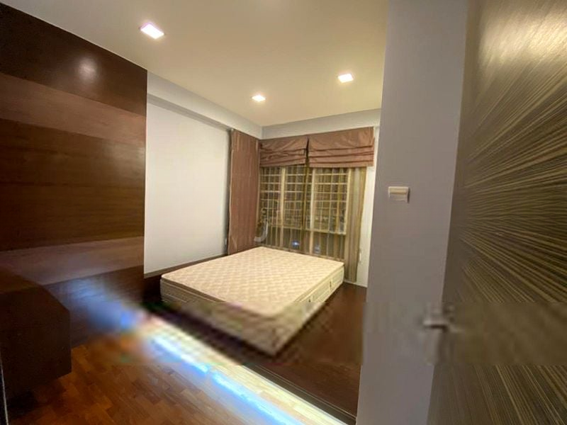 SUNNY PALMS 5