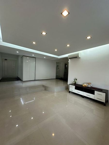 ESCADA VIEW 2