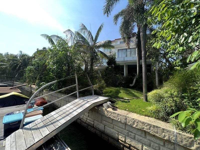 PARADISE ISLAND 9