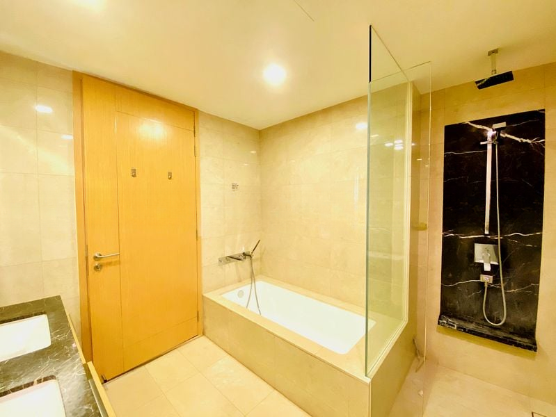 MARINA BAY SUITES 15