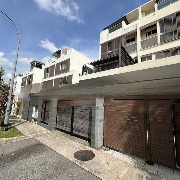 LUXUS HILLS 11