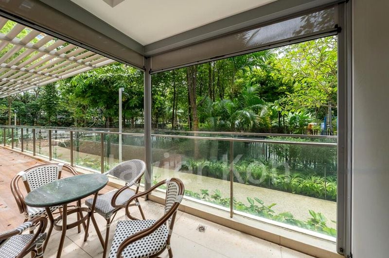 THE SEAFRONT ON MEYER 9