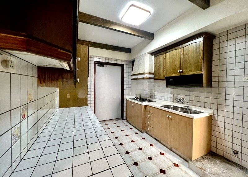 KENSINGTON PARK CONDOMINIUM 6