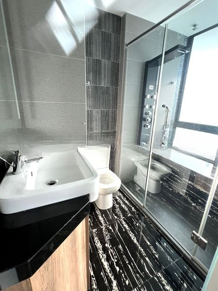 ILLUMINAIRE ON DEVONSHIRE 8