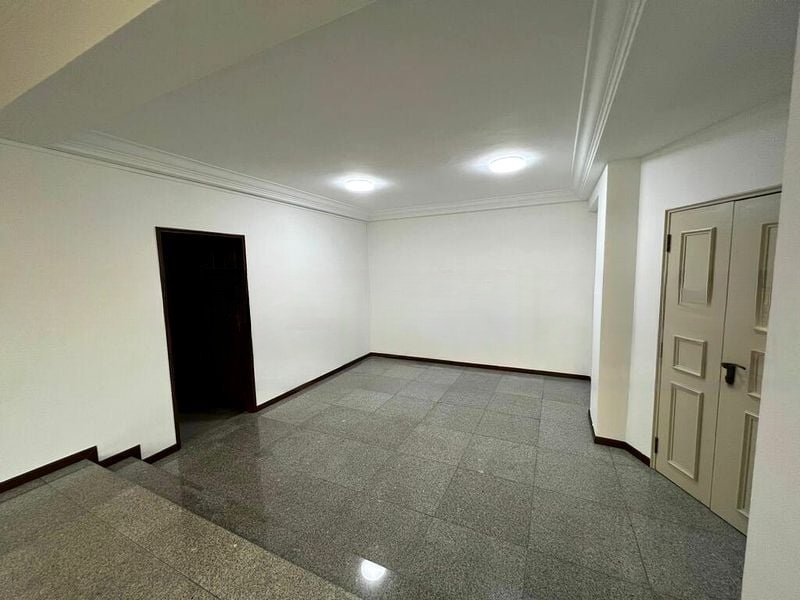 FRAGRANCE COURT 8
