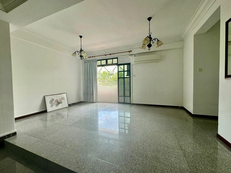 FRAGRANCE COURT 1
