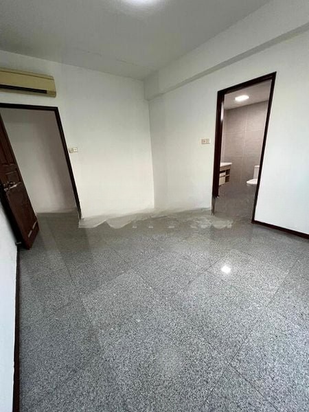 FRAGRANCE COURT 4