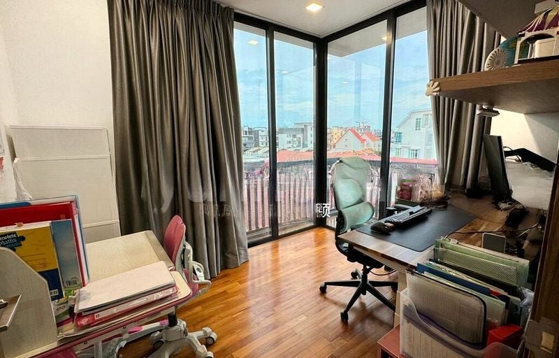 ONE EIGHTIES RESIDENCES 4