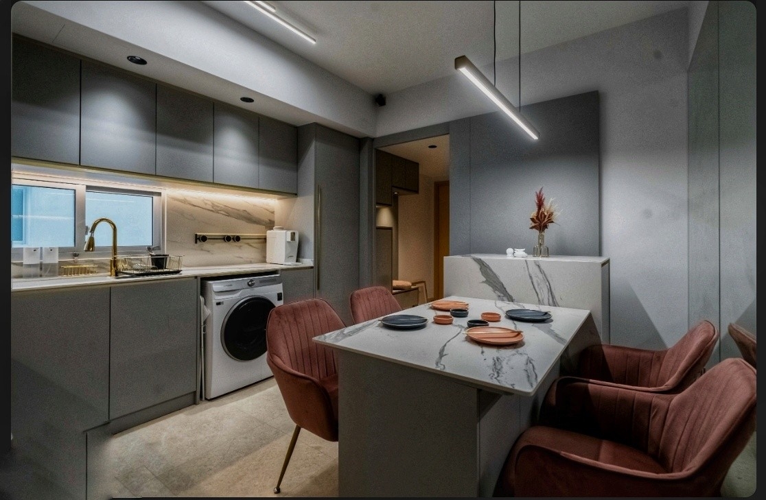 EIGHT RIVERSUITES 16