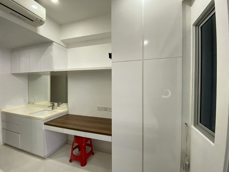 # 1 SUITES 7