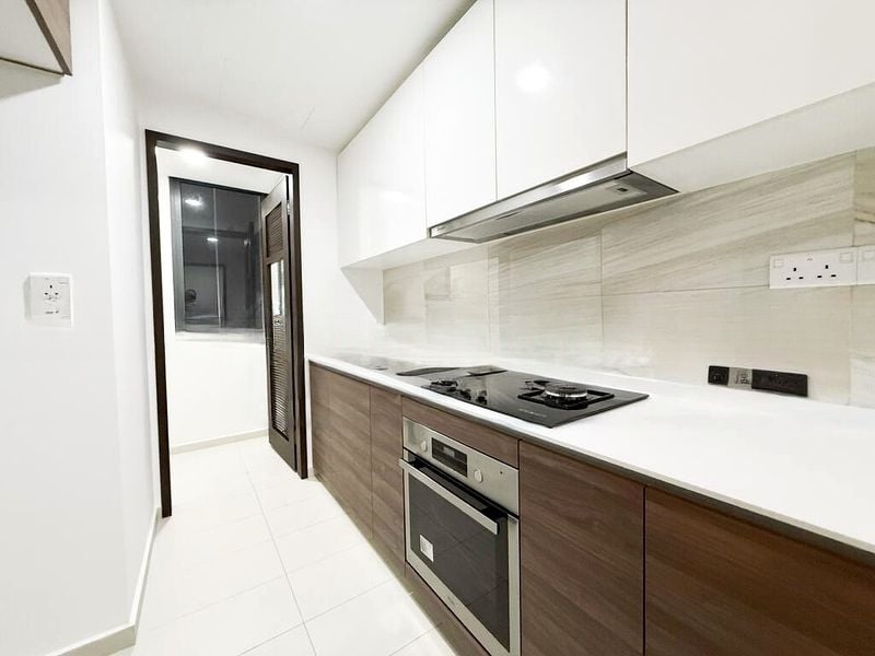 THE BROWNSTONE 8