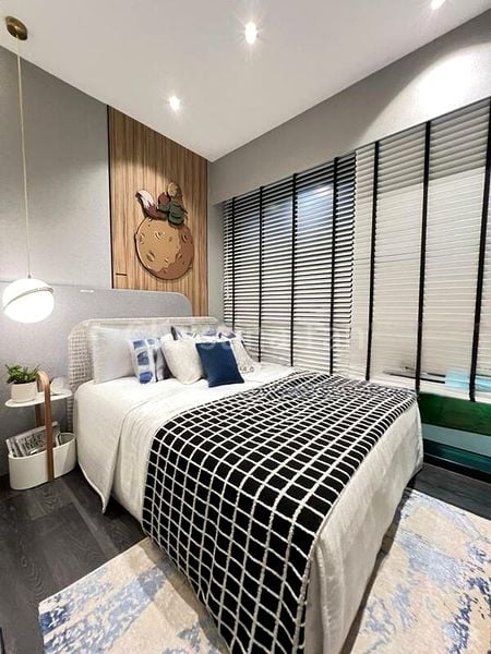 BLOSSOMS BY THE PARK 9