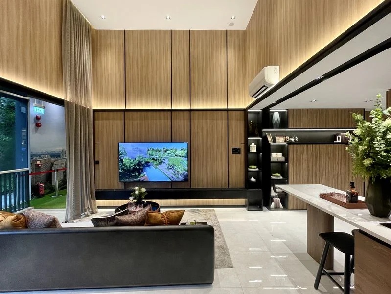 BLOSSOMS BY THE PARK