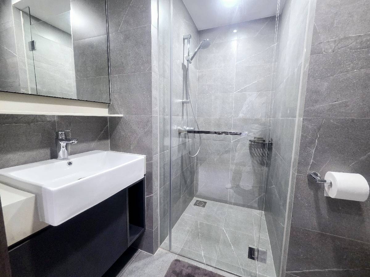 RIVERFRONT RESIDENCES 11