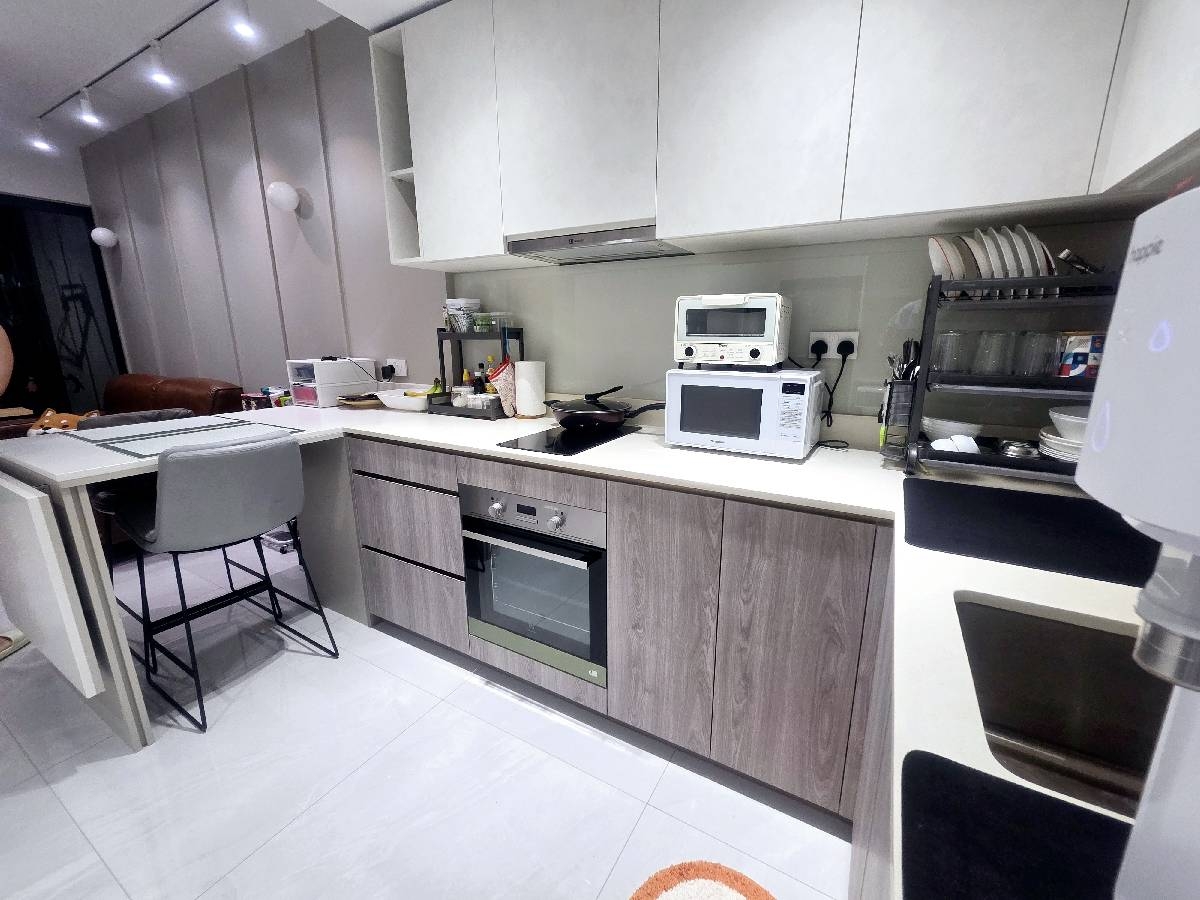 RIVERFRONT RESIDENCES 5