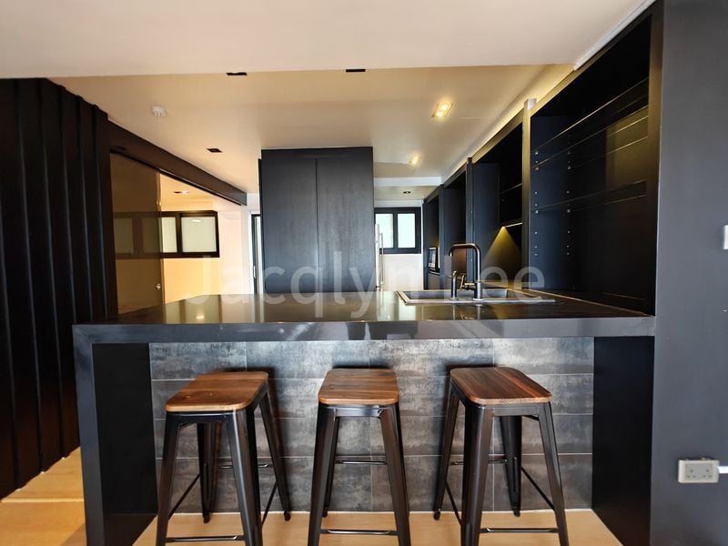 INTERNATIONAL PLAZA 7