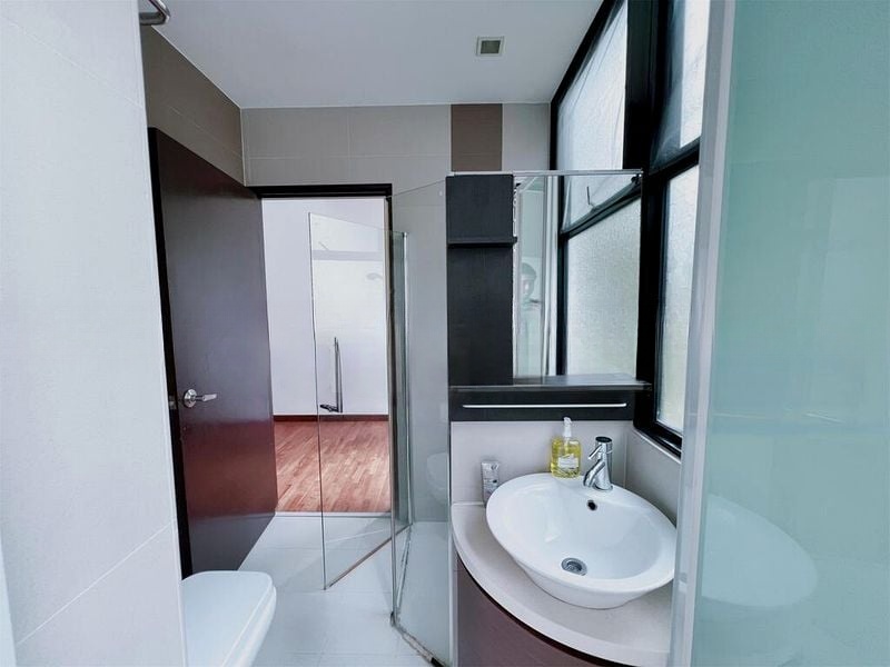 WARNER COURT 7