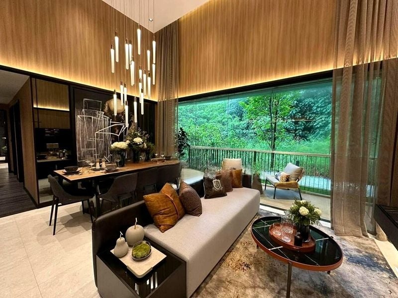 BLOSSOMS BY THE PARK