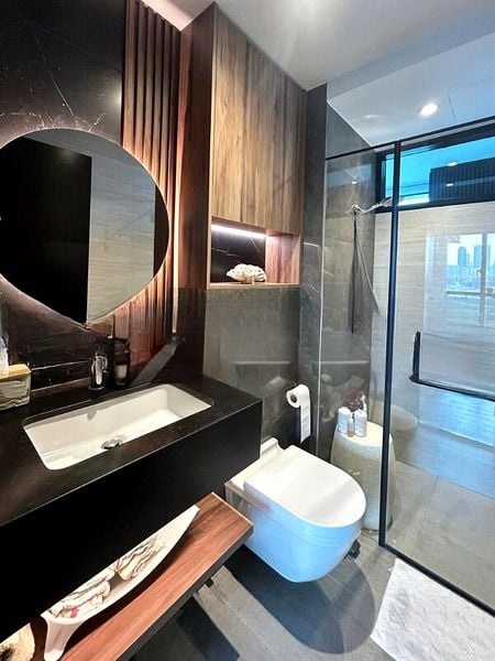 REGENCY SUITES 1