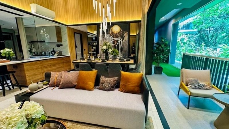 BLOSSOMS BY THE PARK