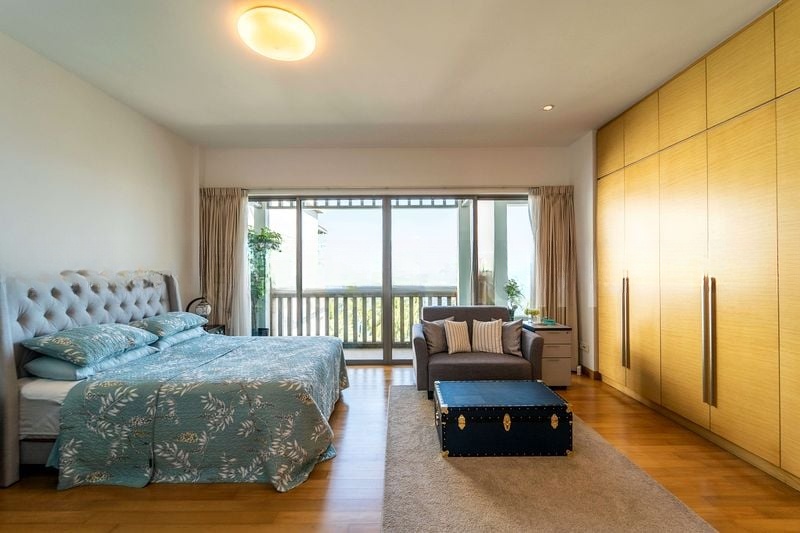 THE BERTH BY THE COVE 8