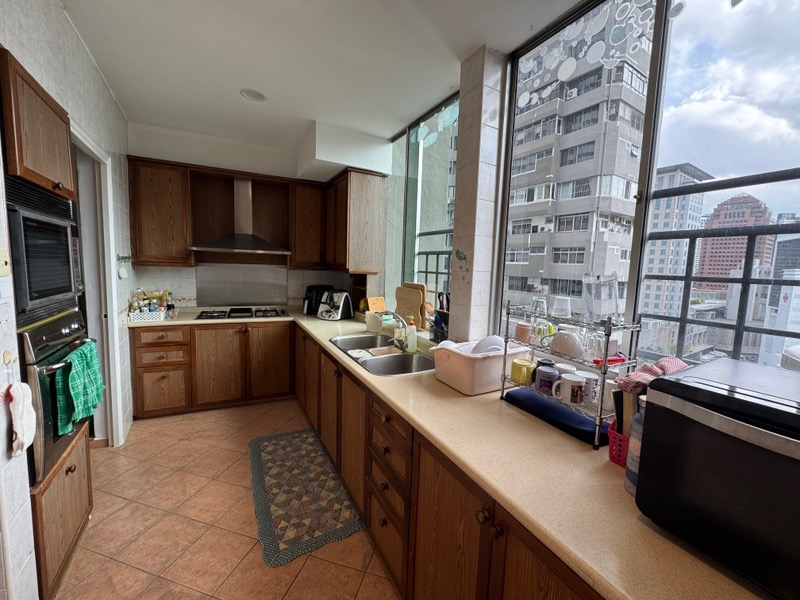ELIZABETH TOWER 21