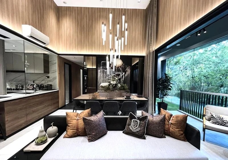 BLOSSOMS BY THE PARK