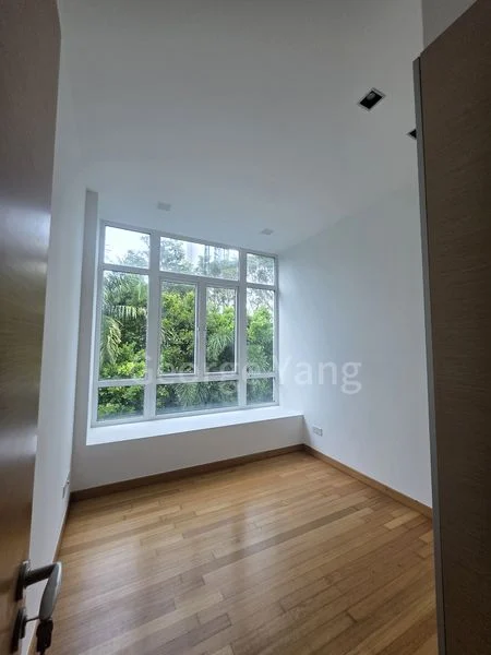 URBAN EDGE @ HOLLAND V 8