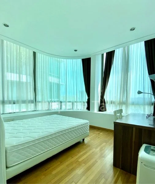 LUSH ON HOLLAND HILL 3