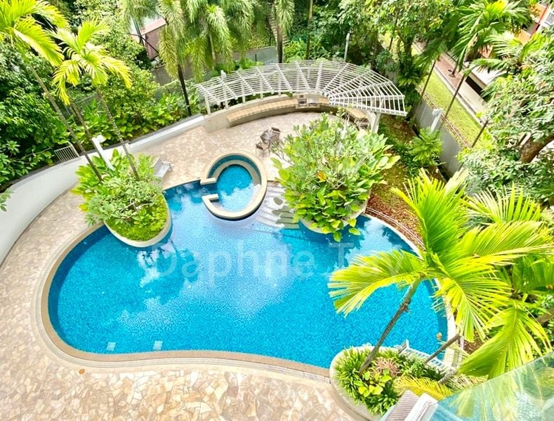 LUSH ON HOLLAND HILL 10