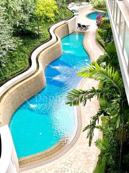 LUSH ON HOLLAND HILL 11